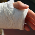 Работник МУП «Пензадормост» сломал себе руку, разгружая машину 