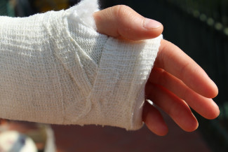 Работник МУП «Пензадормост» сломал себе руку, разгружая машину 