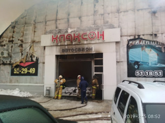 Серьезный пожар в Пензе: горит автосалон «Клаксон»