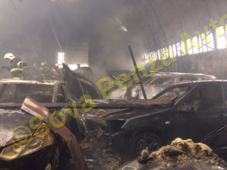 Пожар в пензенском автосалоне «Клаксон» тушили 54 человека. ВИДЕО
