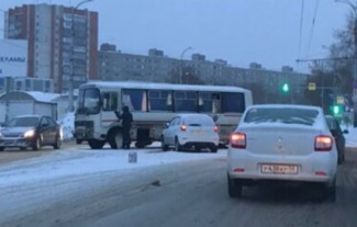Жесткое ДТП возле пензенского автовокзала: легковушка столкнулась с автобусом
