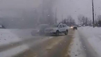Появилось видео, как автохам из Кузнецка выталкивает с дороги легковушку и уезжает