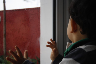 Жителей Пензенской области шокировал ребенок, гуляющий по карнизу 