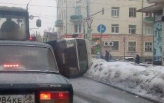 В Пензе после столкновения с «Яндекс.Такси» перевернулся микроавтобус
