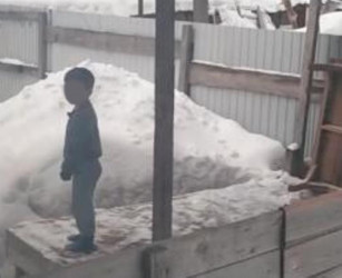 Пензячка наказывает детей, выгоняя их голыми в холод на улицу