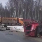 Страшное ДТП в Пензенской области: обломки машин раскидало по трассе. ВИДЕО