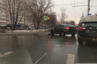 В центре Пензы машина «Яндекс. Такси» попала в аварию