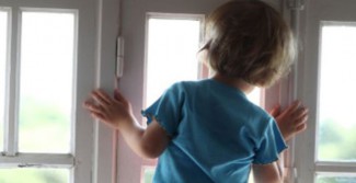 В Пензе ребенок закрыл мать на балконе