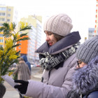 8 Марта на улицах Спутника женщинам дарили цветы и открытки