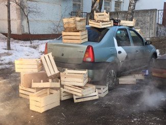«Когда заехал не в свой двор». В Пензе закидали ящиками машину «Яндекс.Такси»