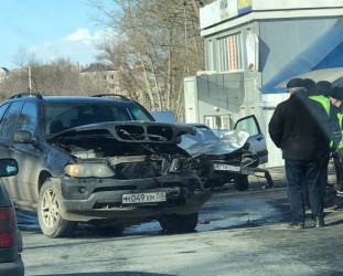 Лобовое столкновение на улице Аустрина в Пензе: есть пострадавший