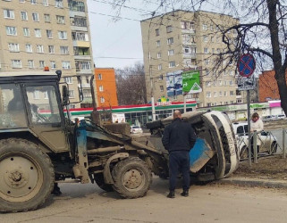  «Обидеть тракториста может каждый...». Пензенцы обсуждают перевернувшуюся иномарку