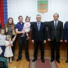 Губернатор вручил пензенским молодым семьям жилищные сертификаты