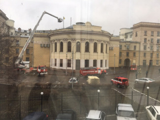 К зданию пензенского правительства стянулись пожарные машины
