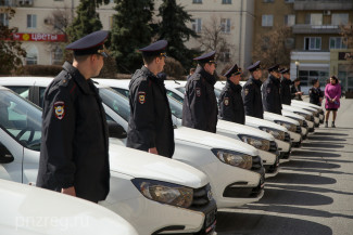 Пензенский губернатор вручил полицейским ключи от 10 новых автомобилей