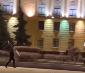 В Пензе хулиган с арматурой устроил страшный переполох на площади Ленина 