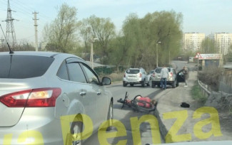 На улице Кольцова в Пензе велосипедистка упала прямо на дорогу 