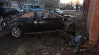 ДТП в Пензенской области. Протаранив кирпичную стену «Mazda 6» превратилась в металлолом