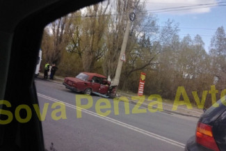 В Пензе в результате ДТП легковушка протаранила столб 