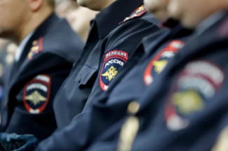 Погорячилась. Пьяная пензячка напрасно пнула полицейского