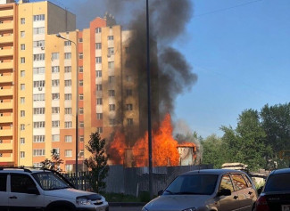 На улице Антонова в Пензе вспыхнул строительный вагончик