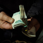 В Бековском районе мужчина поговорил с лжебанкиром на 17 тысяч рублей