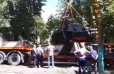 В Пензе сняли с постамента танк Т-34. ВИДЕО