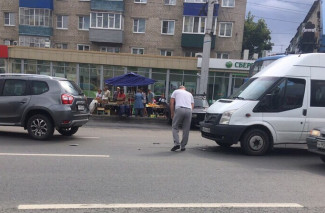 Проспект Победы в пробке. В Пензе маршрутка столкнулась с легковушкой