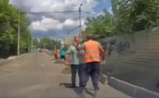 В Пензе дорожный рабочий набросился с кулаками на прохожего. ВИДЕО