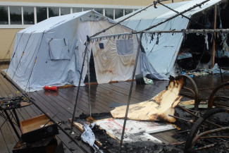 Страшный пожар в палаточном лагере унес жизнь ребенка