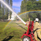 Зареченские пожарные на детском празднике сожгли машину и устроили водное шоу