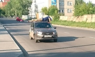 Пензенец, катающийся на крыше «Яндекс.Такси», попал на видео