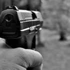 Буйный горожанин открыл стрельбу из пистолета по детям