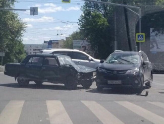 В Пензе «пятерка» влетела в иномарку, есть пострадавший