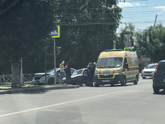 В Пензе «Яндекс.Такси» вновь стало участником жесткой аварии