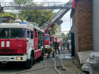 В Пензе вспыхнуло здание завода: с огнем боролись 36 человек