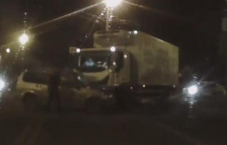 Момент столкновения грузовика и внедорожника в Пензе попал на видео