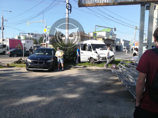 В центре Пензы при столкновении расколотились BMW и маршрутка 