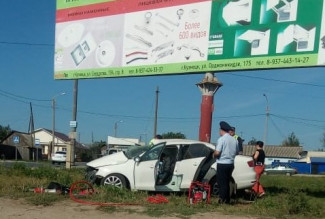 В Пензенской области иномарка влетела в рекламный щит, водитель мертв