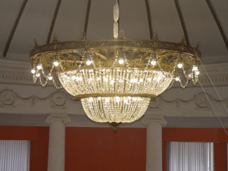 Музей Кузнецка Пензенской области украсила раритетная люстра