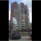 В интернете появилось видео пожара в многоэтажке на проспекте Строителей