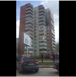 В интернете появилось видео пожара в многоэтажке на проспекте Строителей
