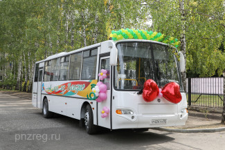 Глава Пензенской области подарил автобус Губернскому лицею