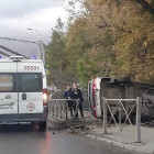 В Пензе легковушка снесла забор и завалилась на бок. ФОТО