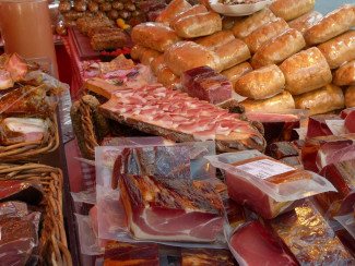 В Пензе сняли с продажи небезопасные колбасы, сало и творог