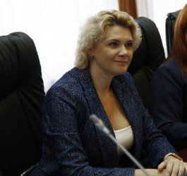 Депутат Изранова начала печатать облигации