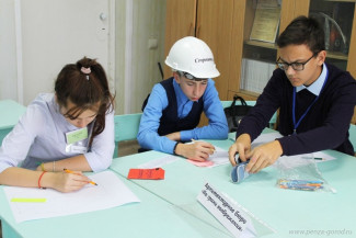 Пензенские школьники исполнили роли строителей и банкиров