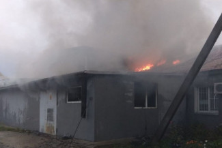 С серьезным пожаром под Пензой боролись 14 человек