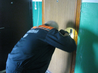 Спасатели помогли родственникам больного пензенца попасть к нему в квартиру