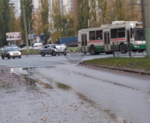 В Пензе легковушка столкнулась с троллейбусом